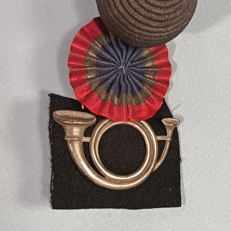 ATTRIBUT OU PLAQUE DE KEPI D'OFFICIERS ET ADJUDANTS MODELE 1886 OFFICIER DES CHASSEURS A PIED OU ALPINS